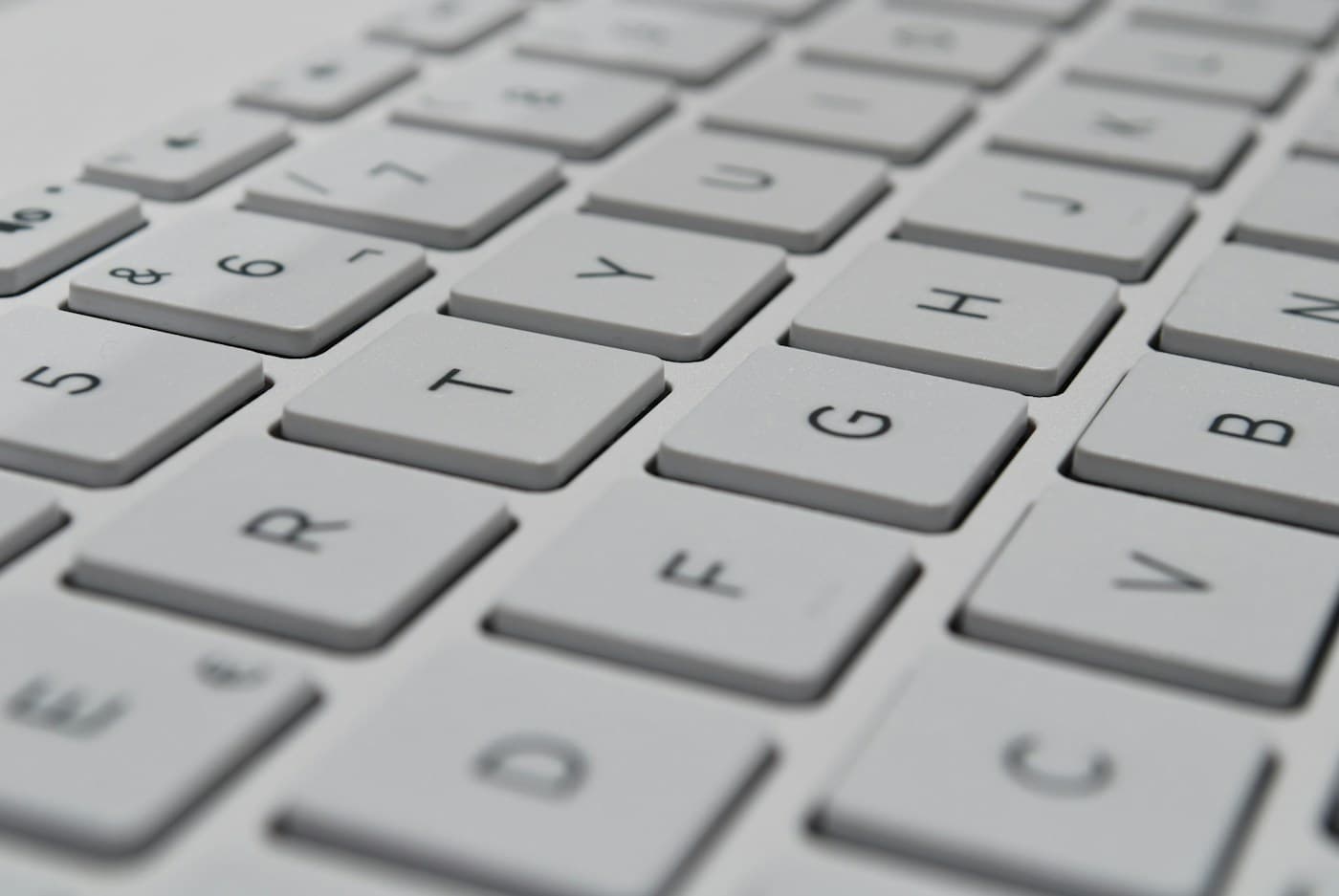 Nahaufnahme einer weißen Computertastatur