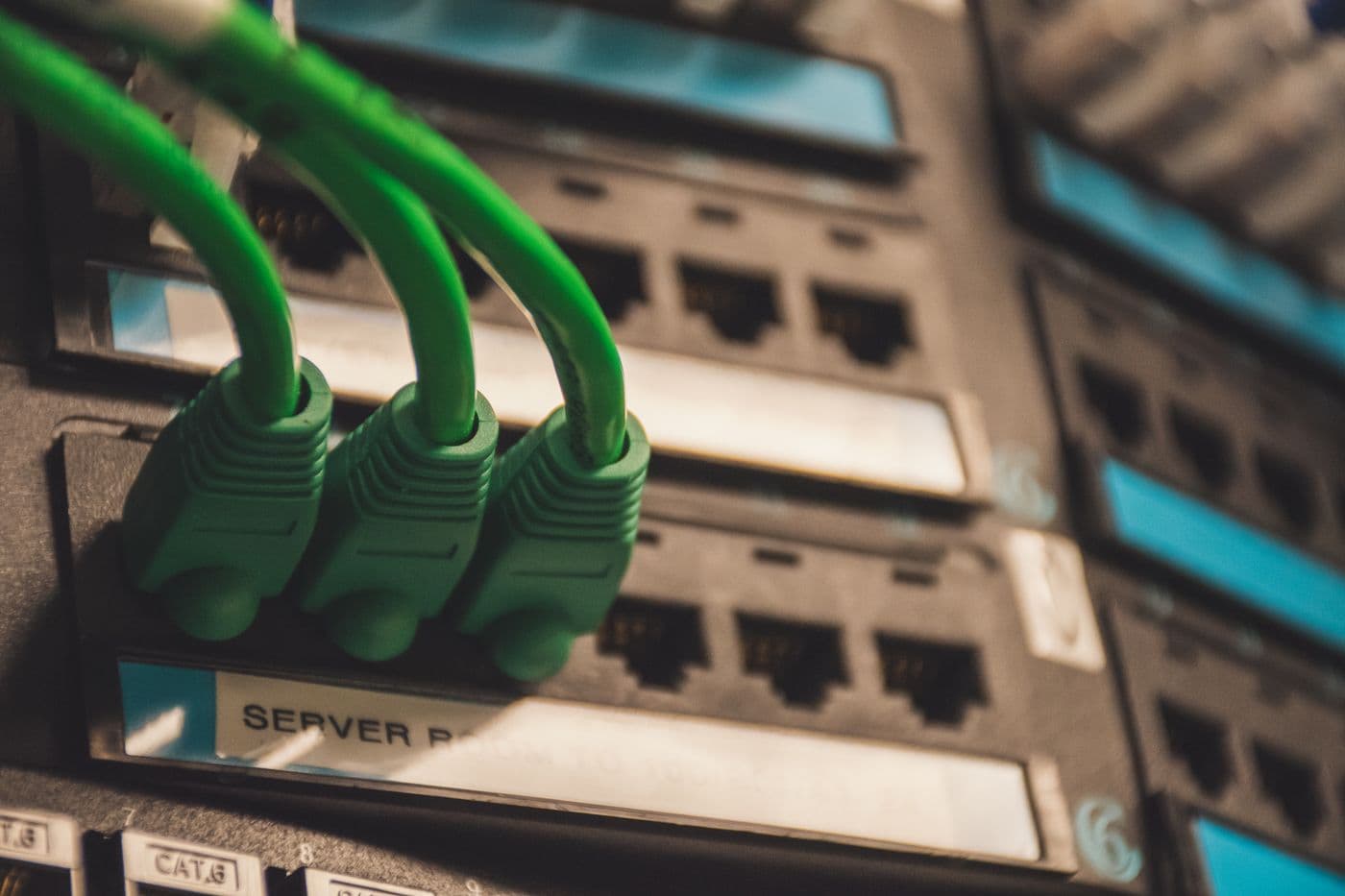 Grüne Netzwerkkabel an Serveranschlüssen