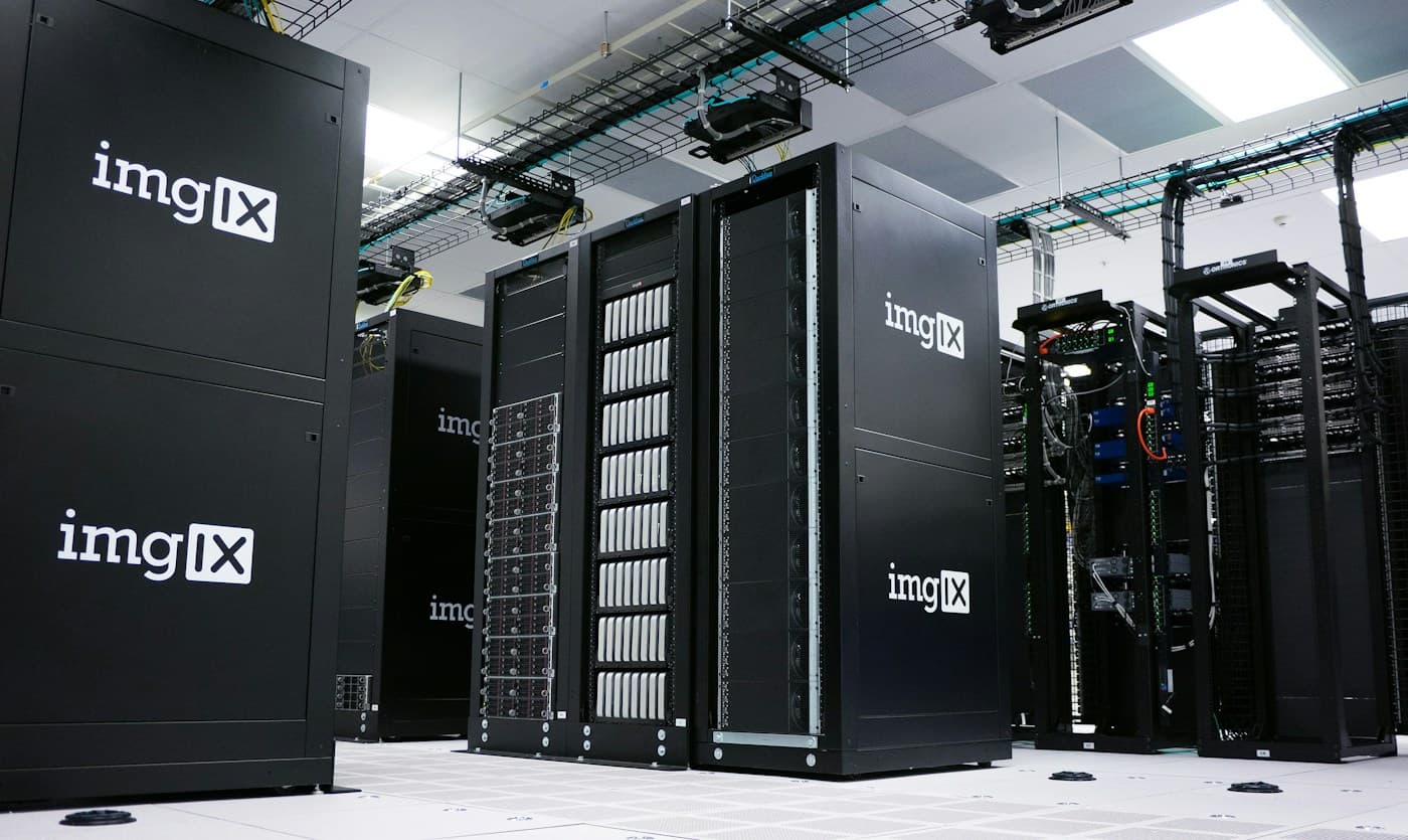 Serverracks in einem Rechenzentrum