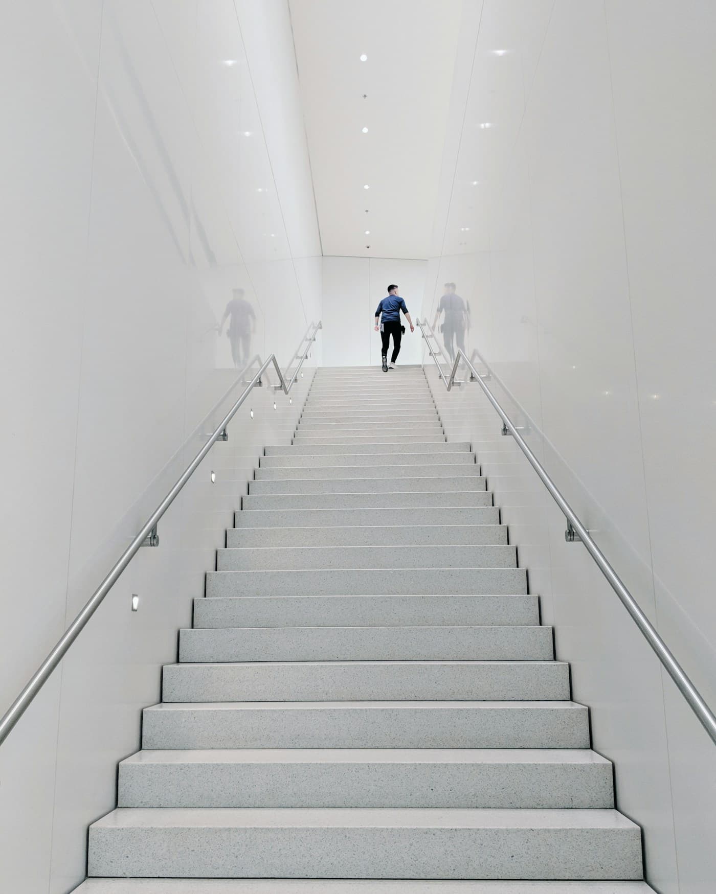 Eine Person auf einer hellen Treppe